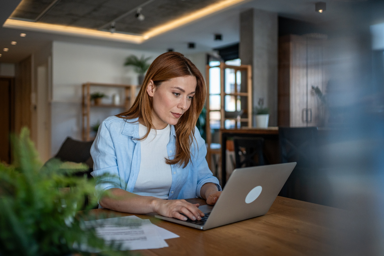 iStock-2210750963_dame_laptop.jpg