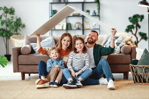 140014040_Familie_hjemme_under_samme_tak.jpg